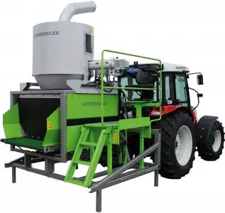 Cibus TRM 架设在拖拉机上的小区收割机，用于收割饲用玉米和能源作物